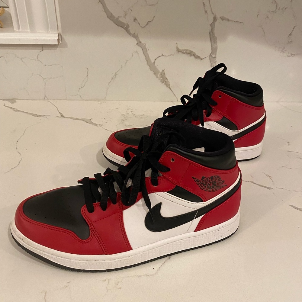 Nike Jordan 1 Mids Chicago black toe